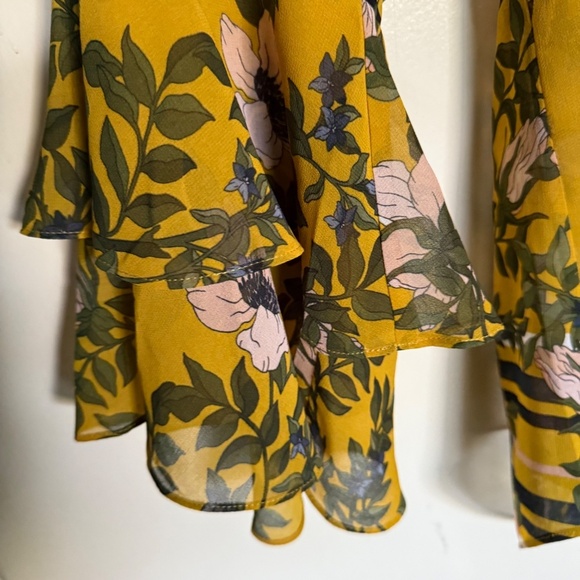 Cabi Spring Scene Yellow Floral Sheer Bell Sleeves Blouse Size Small - Picture 5 of 9